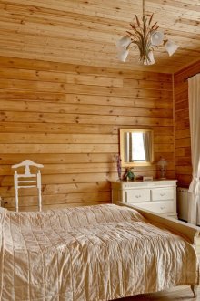 Μικρό φωτεινό υπνοδωμάτιο σε ρωσικό στιλ