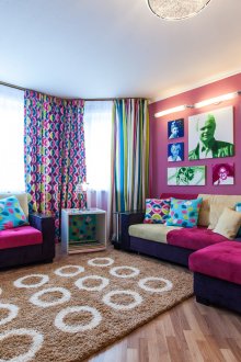 Ροζίους τοίχους και τόνους στο εσωτερικό του καθιστικού