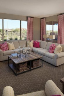 Ροζ κουρτίνες και διακοσμητικά μαξιλάρια στο σαλόνι