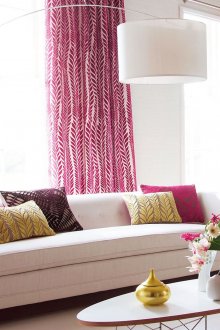 Ροζ και λευκές κουρτίνες και μαξιλάρια στο εσωτερικό του καθιστικού