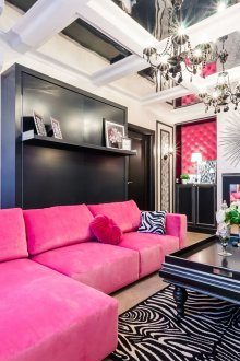 Ροζ, μαύρο, λευκό και μπεζ χρώματα στο εσωτερικό του καθιστικού