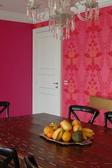 Ροζ ταπετσαρία στο σαλόνι-τραπεζαρία