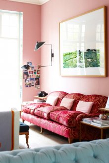 Ροζ τείχη και διακοσμητικά μαξιλάρια στο σαλόνι