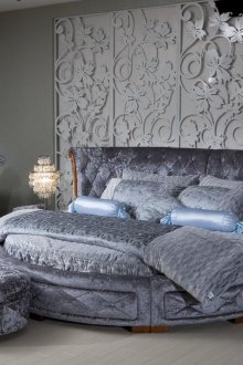 Γκρι γκρι κρεβάτι με ψηλό κεφαλάρι