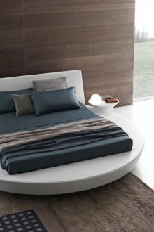 Στρογγυλό λευκό κρεβάτι με ορθογώνιο στρώμα