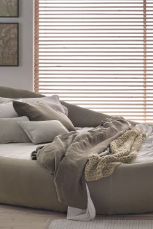 Κομψό οβάλ κρεβάτι στο υπνοδωμάτιο