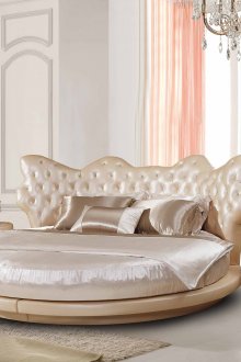 Μπεζ στρογγυλό κρεβάτι σε κλασικό στιλ