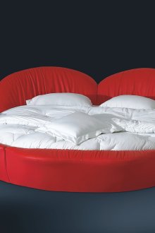 Κόκκινο κόκκινο κρεβάτι στο υπνοδωμάτιο