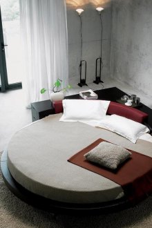 Μαύρο στρογγυλό κρεβάτι με γωνιακή βάση