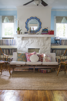 Μπλε τοίχους σε σαλόνι σε στυλ εξοχής