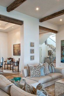 Μπλε έπιπλα και διακοσμητικά μαξιλάρια στο εσωτερικό του καθιστικού