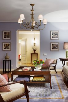 Μπεζ, μπλε και καφέ χρώματα στο εσωτερικό του σαλόνι.