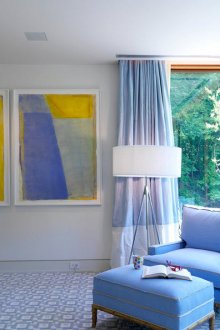 Μπλε, κίτρινο και λευκό χρώμα στο σαλόνι.