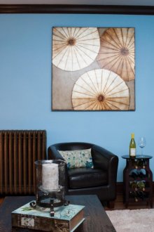 Κορεσμένα μπλε τοίχους στο σαλόνι