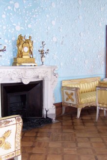 Μπλε, χρυσό, λευκό και καφέ χρώματα στο εσωτερικό του καθιστικού