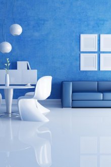 Μπλε τοίχοι σε ένα μεγάλο σαλόνι με λευκό πάτωμα