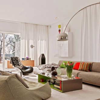 Λαμπτήρας μεταλλικού δαπέδου σε λυγισμένο πόδι