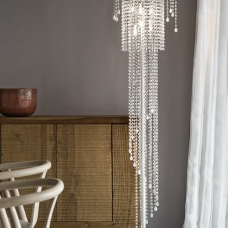 Κομψή λευκή λάμπα δαπέδου στο εσωτερικό