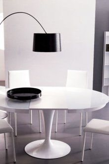 Μαύρο φωτιστικό δαπέδου στην τραπεζαρία