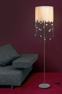 Πρωτότυπη λάμπα δαπέδου σε εσωτερικό μπορντό γκρι