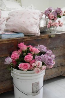 Ζουν τριαντάφυλλα στο εσωτερικό του υπνοδωματίου