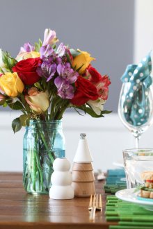 Μπουκέτο με τριαντάφυλλα και άλλα λουλούδια στο εσωτερικό