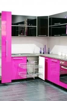 Φωτεινό ροζ, μαύρο και άσπρο χρώμα στην κουζίνα.