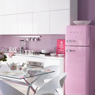 Παστέλ ροζ και λευκά χρώματα στην κουζίνα