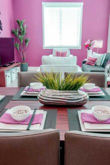 Ροζ τείχος και accents στο εσωτερικό του σαλόνι-κουζίνα