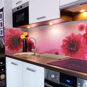 Ροζ ποδιά με λουλούδια στην κουζίνα