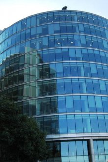 Το τζάμι της πρόσοψης του κτιρίου γραφείων