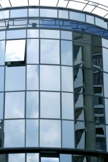 Πρόσοψη τζαμιού του επιχειρηματικού κέντρου