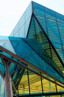 Ασυνήθιστο κτίριο υαλοπίνακες