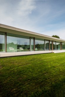 Τεράστια πρόσοψη από γυαλί του σπιτιού