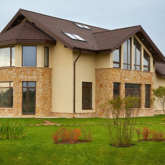 Γυάλινη πρόσοψη του εξοχικού σπιτιού