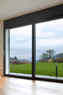 Μεγάλο παράθυρο στο σπίτι