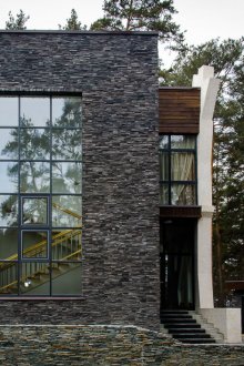 Τζάμια από ένα διώροφο εξοχικό σπίτι