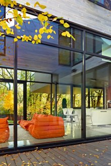 Όμορφο σύγχρονο τζάμι στο σπίτι