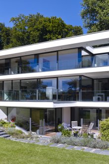 Τζάμια τριώροφου σπιτιού