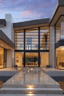 Τζάμια σε ένα πανέμορφο και κομψό σπίτι