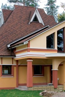 Πρόσοψη τζάμι σε ένα άνετο εξοχικό σπίτι