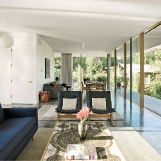 Τζάμια στο ισόγειο του σπιτιού