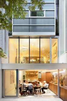 Κομψή υάλωση ενός σύγχρονου πολυώροφου κτιρίου