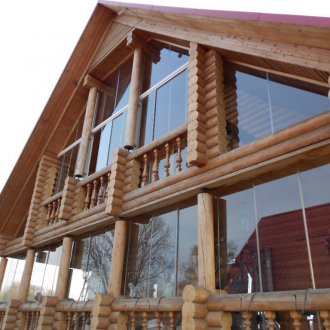 Τζάμια από ένα διώροφο εξοχικό σπίτι