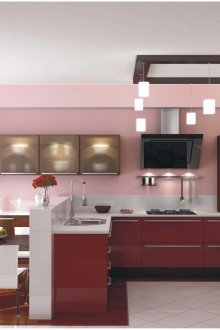 Ροζ και λευκοί τοίχοι στην κουζίνα