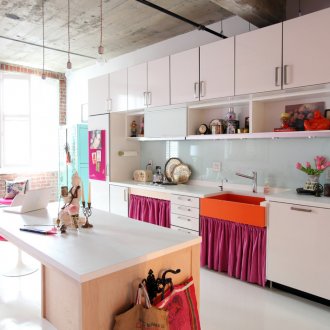 Ροζ πινελιές σε ένα μοντέρνο εσωτερικό της κουζίνας