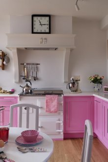 Λευκή και ροζ κουζίνα