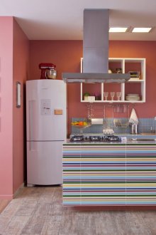 Ροζ τείχη στο εσωτερικό της κουζίνας