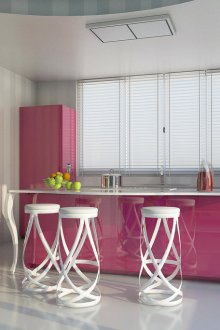 Λευκή και ροζ γυαλιστερή κουζίνα