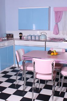 Ροζ, μπλε, ασπρόμαυρα χρώματα σε εσωτερικό χώρο κουζίνας ρετρό